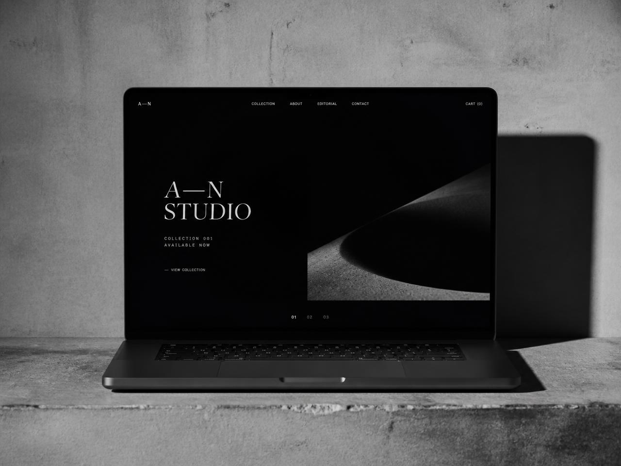 Webdesign-Mockup auf Betonfläche